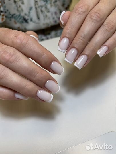 Маникюр и укрепление ногтей гелем