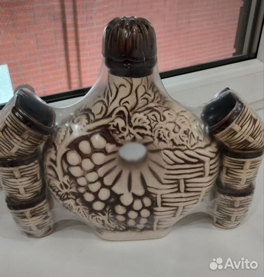 Кувшин со стаканами