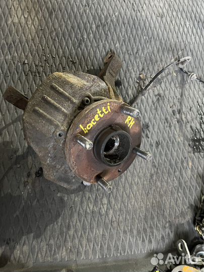 Поворотный кулак правый Chevrolet Lacetti