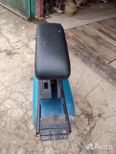 Nissan tiida подлокотник