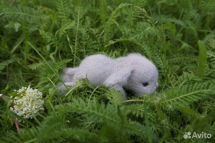 Пушистый серый вязаный кролик