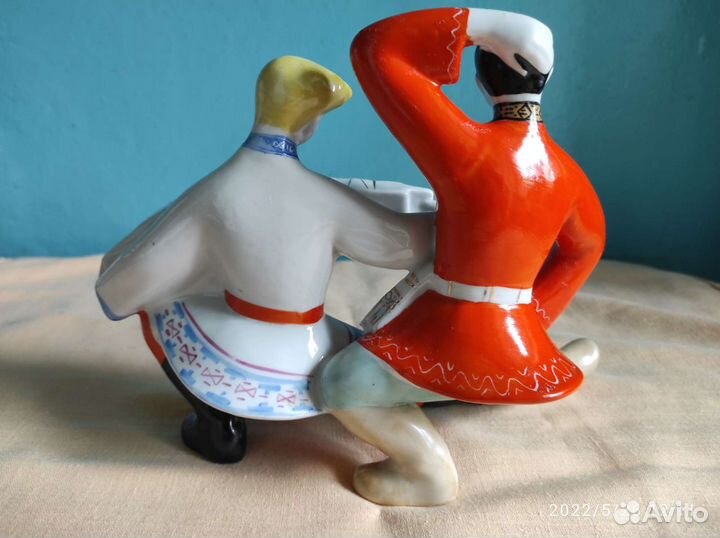 Статуэтка из фарфора 