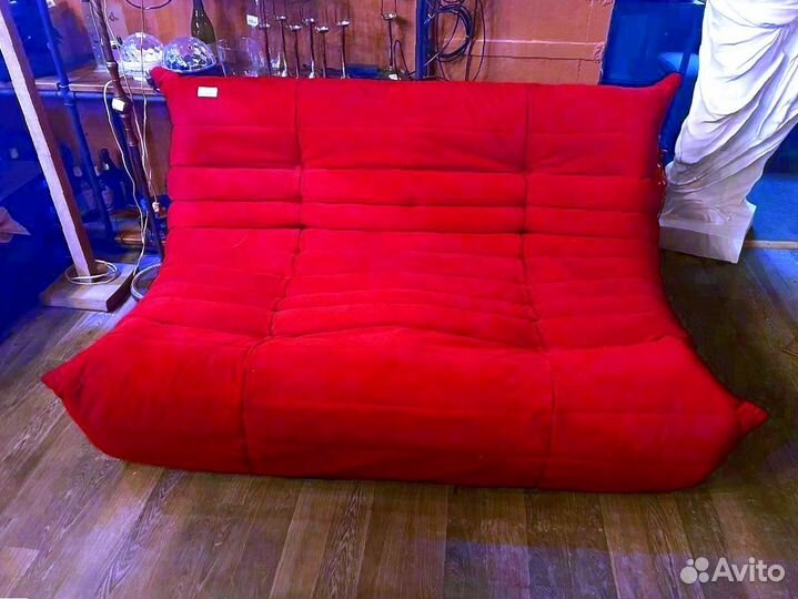 Красный диван маршмеллоу