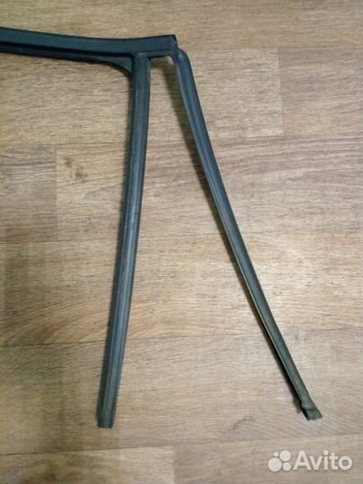 Уплотнитель стекла двери задний правый Volkswagen