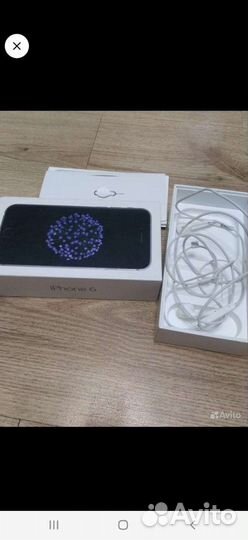 Коробка и наушники iPhone