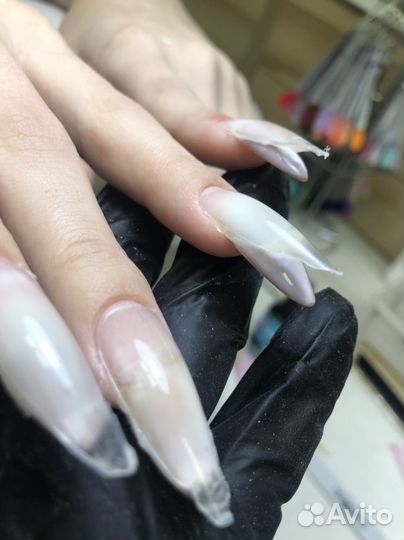 Мастер маникюра в салоне