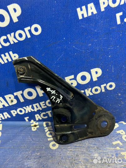 Правый кронштейн переднего подрамника Ford Focus 3