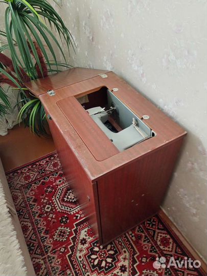 Швейная машина Чайка 142