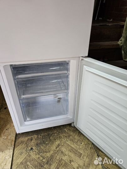 Холодильник Hisense RB222D4AW1