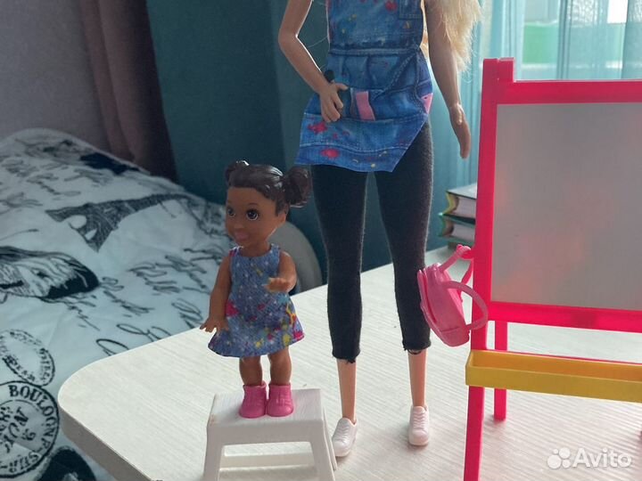 Кукла барби учитель рисования