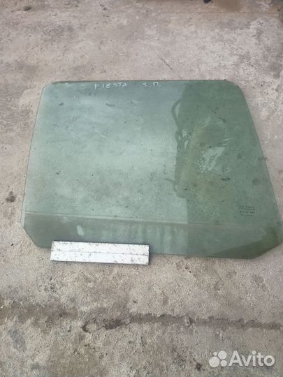 Стекло двери заднее правое Ford Fiesta 4