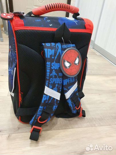 Новый школьный рюкзак для мальчика