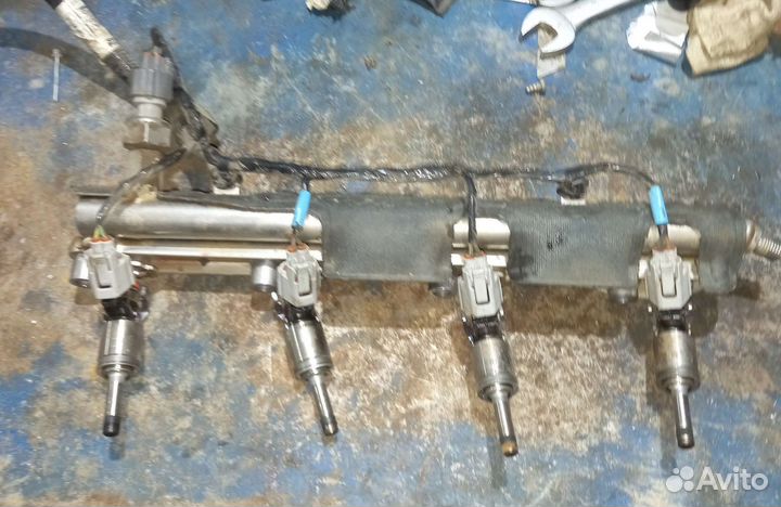 Топливная рампа с форсунками на Ford Focus 3