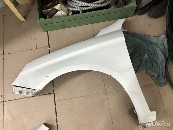 Продаю два передних левых крыла на Весту