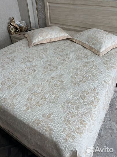 Покрывало и подушки