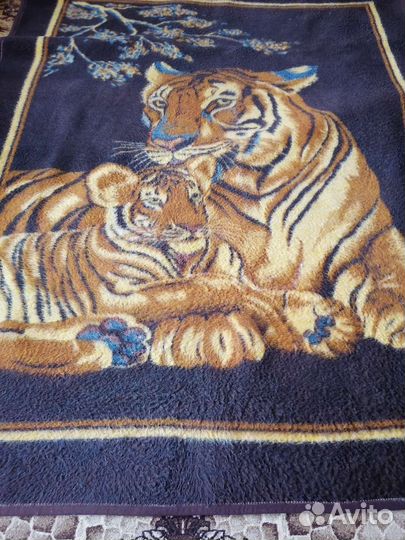 Пледы разные новые