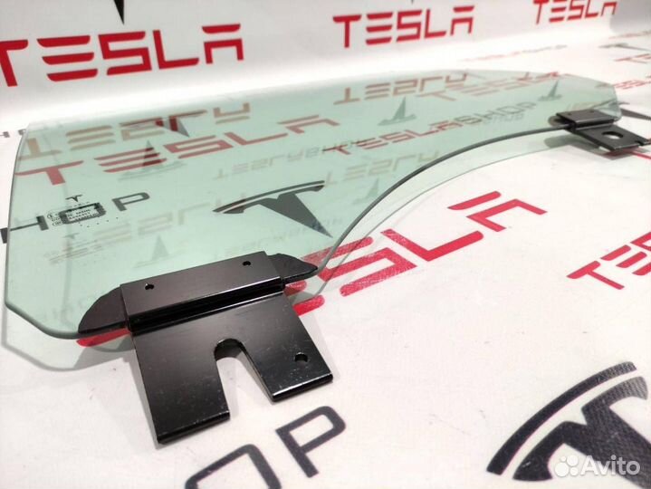 Стекло двери задней левой Tesla Model S 2015