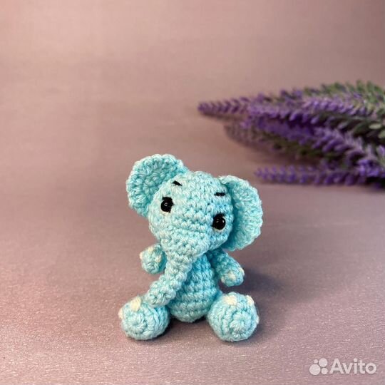 Миниатюрный голубой слон