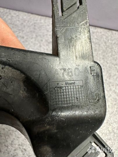 Кронштейн бампера передний правый Ford Kuga 2010