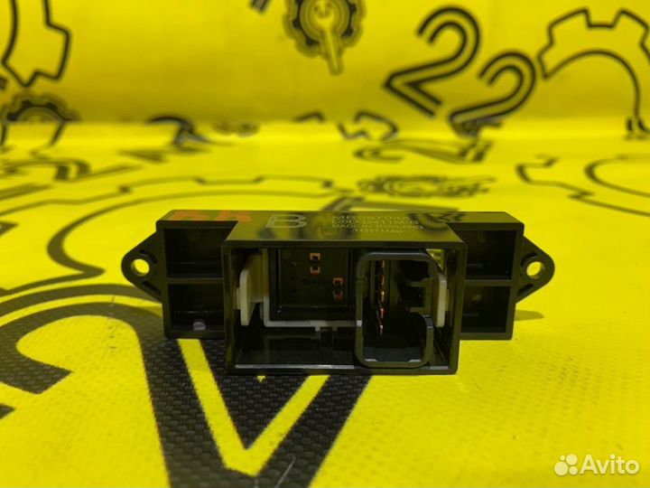 Кнопка стеклоподъемника задняя правая Mitsubishi