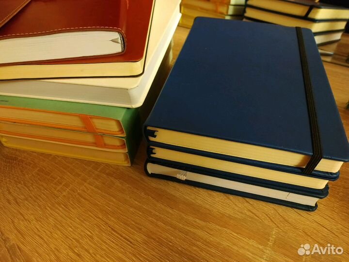 Ежедневники недатированные, разные бренды, с резин