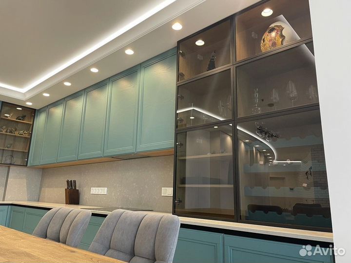 Кухня угловая с островом на заказ Эмика