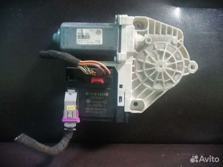 Моторчик стеклоподъёмника перед. левый Passat В6