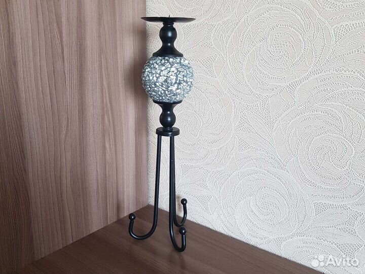 Подсвечник на металлических ножках 