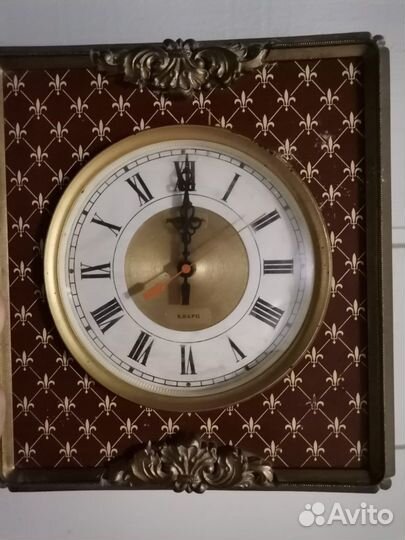 Настенные часы янтарь