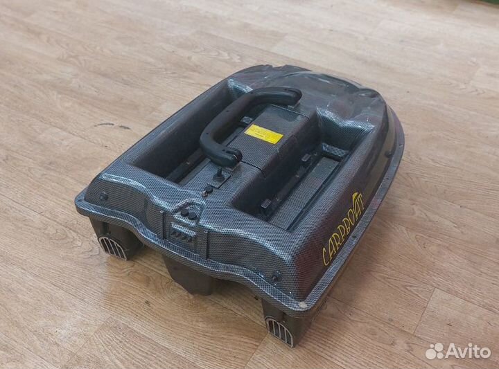 Лодка для подкормки рыб carboat