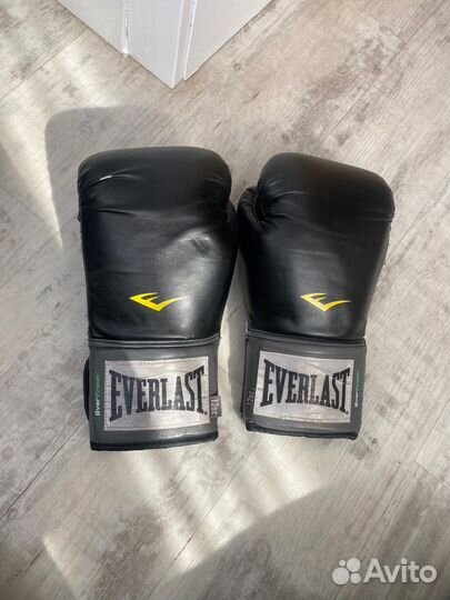 Боксерские перчатки 12 oz шлем