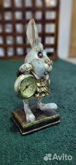 Декоративная фигура Белый Кролик с часами