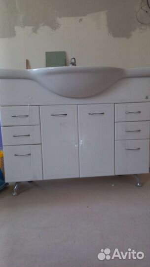 Комплект тумба с раковиной и подвесной шкаф