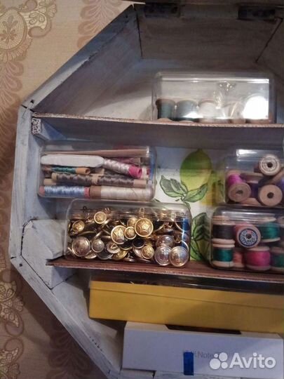 Старинная круглая полочка для мелочей