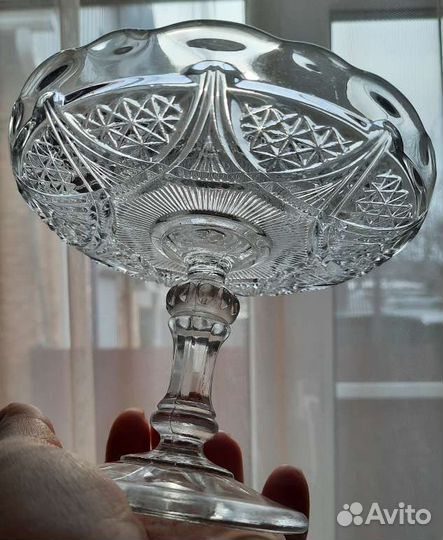 Старинная стеклянная фруктовница вазочка на ножке