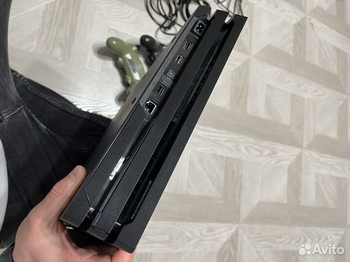 Sony PS4 Pro 1tb 7208B + 2 геймпада