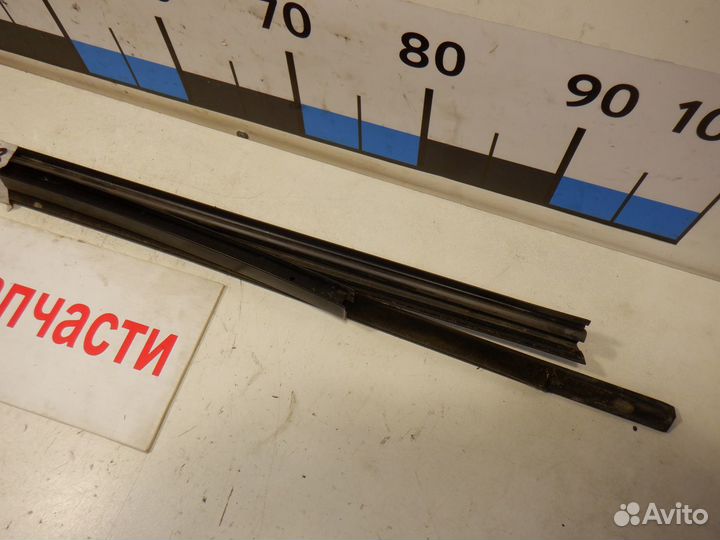 Уплотнитель стекла двери VW Touran