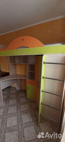 Детская кровать чердак со столом и шкафом