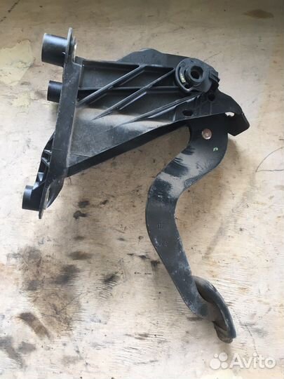 Педаль сцепления Рено Лагуна Renault Laguna 2