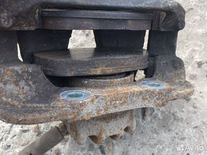 Пежо 308 передние супорта в сборе с цилиндром