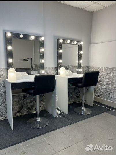 Гримерный столик с лампочками