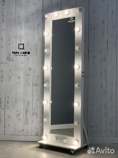 Гримерное зеркало с лампочками