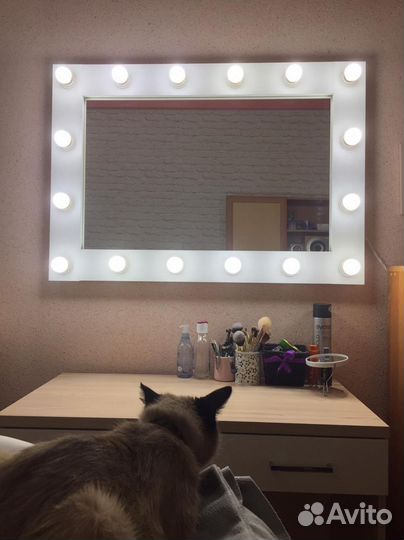 Настольное зеркало с подсветкой
