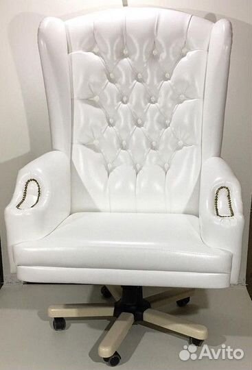 Офисное кресло в кабинет