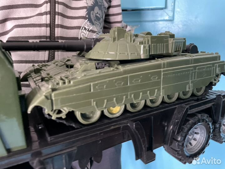 Игрушечный автомобиль с танком