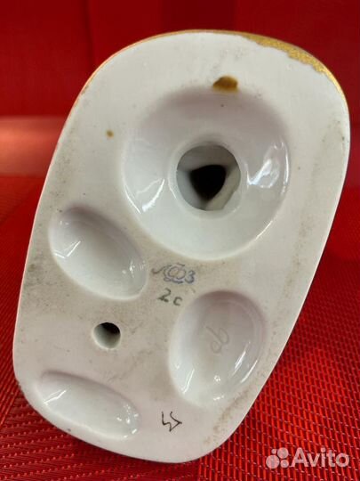 Статуэтка фарфоровая 