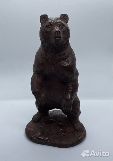Скульптура медведя вырезанная из яшмы