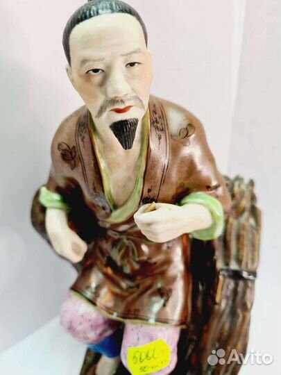 Статуэтка Китаец с трубкой и хворостом. Есть дефек