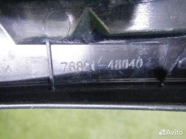 Кронштейн накладки крышки багажника правый Lexus R