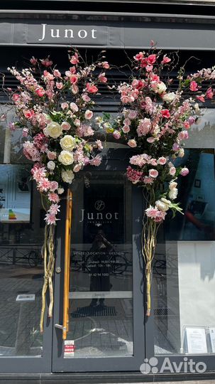 Оформление зеленью или цветами кафе, ресторана